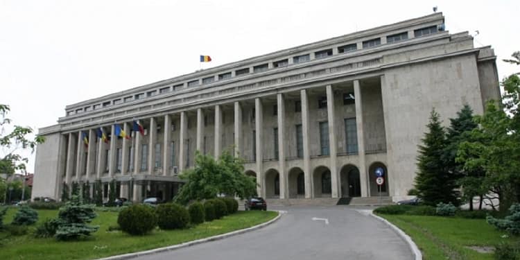 Protest înainte de ședința în care Bolojan vrea să taie sporurile. Angajații Guvernului au ieșit în stradă