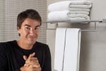 Astupăm gaura din buget! Românii, instruiți să aducă din vacanțe cât mai multe prosoape, șampoane etc