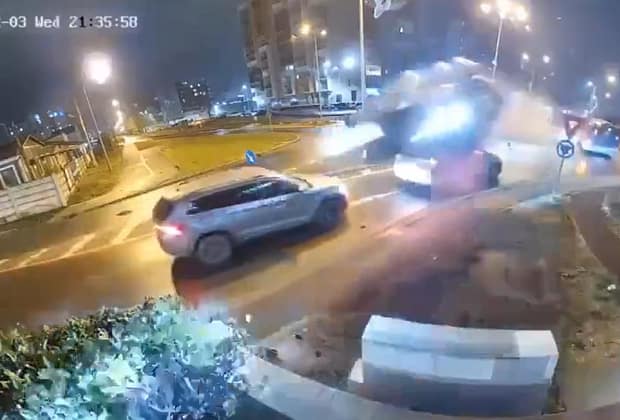 Ce s-ar fi întâmplat, de fapt, cu șoferul care a zburat cu mașina printr-un sens giratoriu din Oradea / video viral