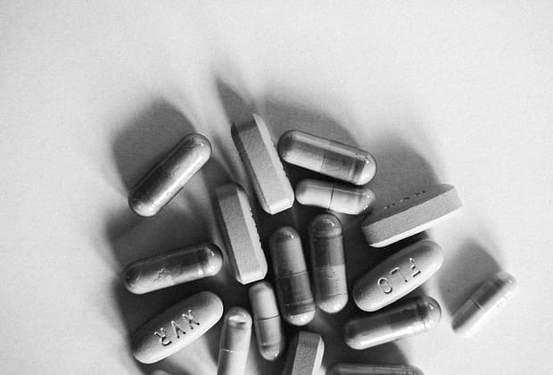 Locul greșit din casă unde păstrezi antibioticele! Atenție: Își pierd eficiența, dar tot creează rezistență!