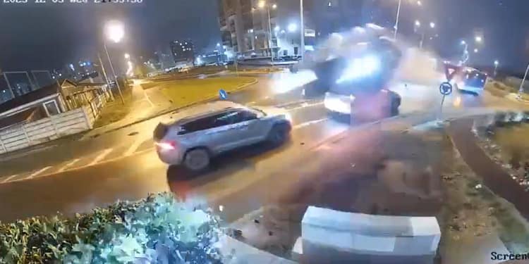 Ce s-ar fi întâmplat, de fapt, cu șoferul care a zburat cu mașina printr-un sens giratoriu din Oradea / video viral