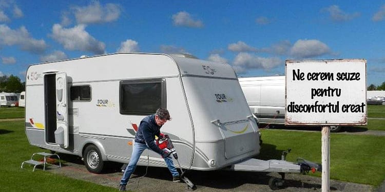 Turiștii dintr-un camping nu pot dormi din cauza românului care își renovează rulota cu bormașina