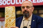 Piedone, în control la Socului: Nişte ţepari! Aşa-zisa „şaorma mare” are doar 3 kg!