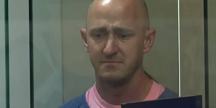 Un pilot a pledat vinovat după ce a încercat să oprească motoarele unui avion de pasageri în zbor