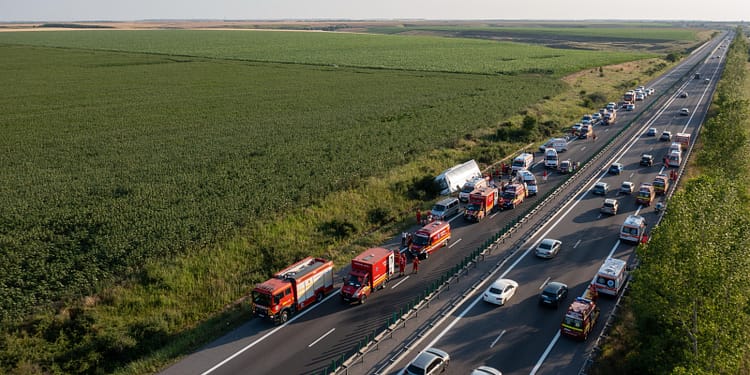 Autocar răsturnat pe A2
