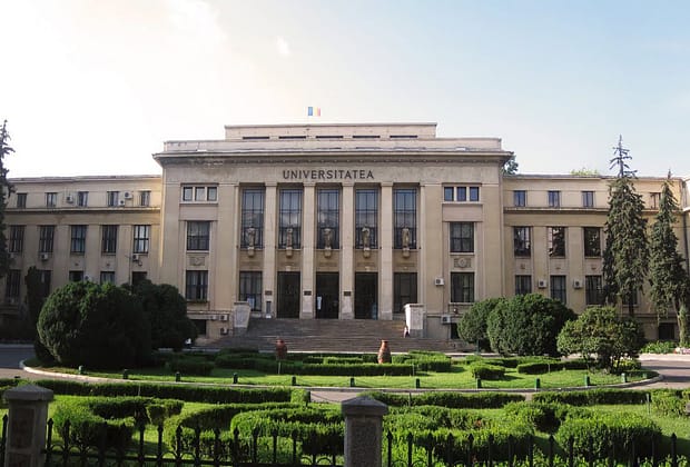 VIDEO Inundație la Facultatea de Drept din București: „M-am trezit cu picioarele în baltă” / Ce spune Universitatea