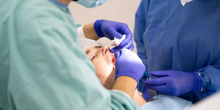 Un fals dentist a făcut zeci de intervenții stomatologice complicate, folosindu-se doar de tutoriale de pe Internet