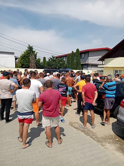 Revoltă la Lungulețu: Agricultor ridicat de poliție pentru că a udat cultura de varză cu apă din Dâmbovița / foto în articol