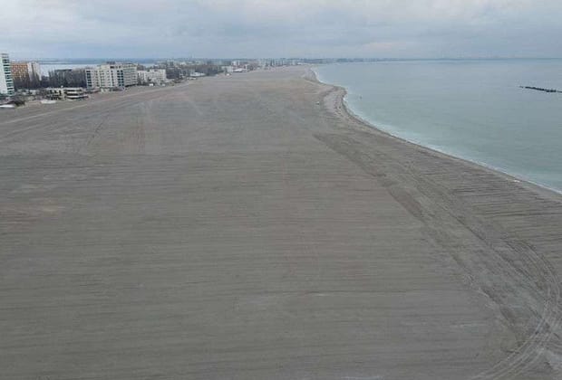 E pustiu în Mamaia. Un turist a luat un Uber ca să-l caute pe băiatul cu porumbul