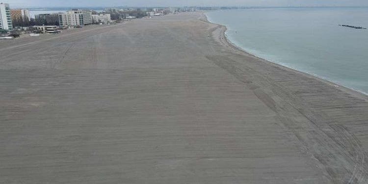 E pustiu în Mamaia. Un turist a luat un Uber ca să-l caute pe băiatul cu porumbul