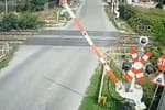Șofer inconștient, filmat ocolind bariera coborâtă la o trecere la nivel cu calea ferată. Cum a fost sancționat