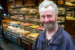Nea Costel, epuizat la cofetărie: “Pentru un litru de rom am stors 500 de amandine!”