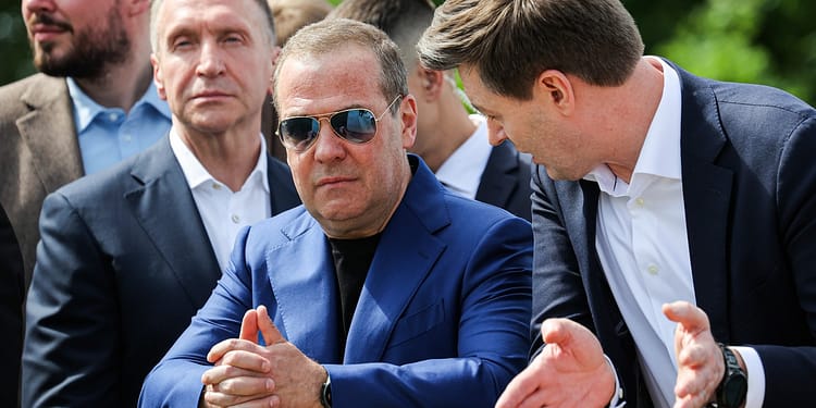 Acuzat de Trump că folosește „nonșalant cuvântul cu N”, Medvedev spune ce va face Rusia în legătură cu furnizarea de arme nucleare Iranului