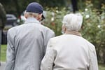 Cum știi dacă e caniculă. Sunt mulți pensionari pe afară la ora 14:00, îmbrăcați gros
