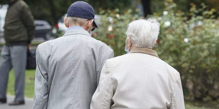Cum știi dacă e caniculă. Sunt mulți pensionari pe afară la ora 14:00, îmbrăcați gros