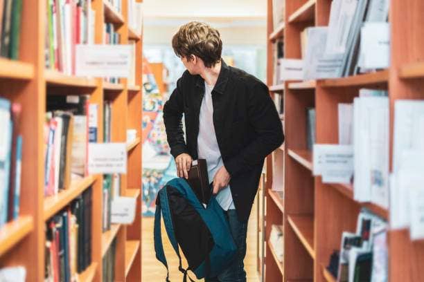 Cea mai citită carte anul acesta a fost ”Cum să furi cărți de la Bookfest”, de Decebal Popescu