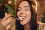 Tot mai multe femei încearcă dieta cu tiramisu: nu slăbesc, dar măcar se simt bine