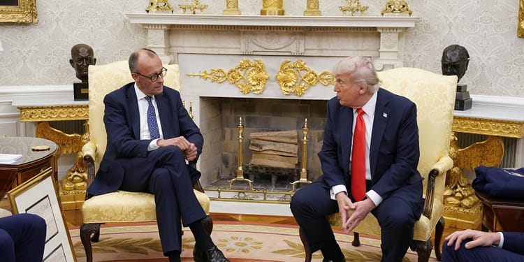 Cadoul cu care Merz l-a înmuiat pe Trump la întâlnirea din Biroul Oval / video viral