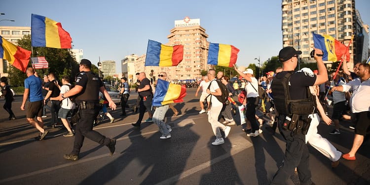 Scandal la protestul AUR. Manifestanţii au forţat cordonul de jandarmi
