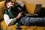 Răutatea în online, noua regulă de socializare. De ce, din spatele tastaturii, alegem atacul în locul dialogului