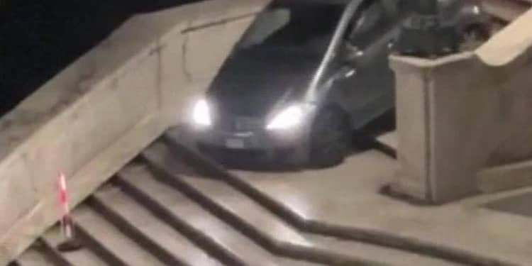 Un bărbat de 81 de ani a intrat cu mașina pe emblematicele Trepte Spaniole din Roma. Ce explicație le-a dat polițiștilor