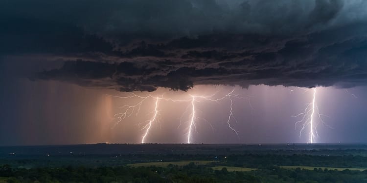 CODUL ROȘU de vijelii se extinde. Localitățile vizate de fenomenele meteo extreme/ Grindină de mărimea unui ou de porumbel (FOTO)
