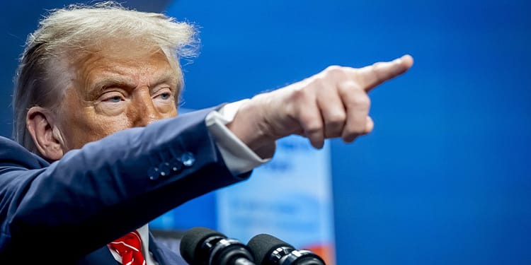 „O farsă”. Donald Trump neagă planuri de a oferi Iranului 30 de miliarde de dolari pentru programul nuclear civil