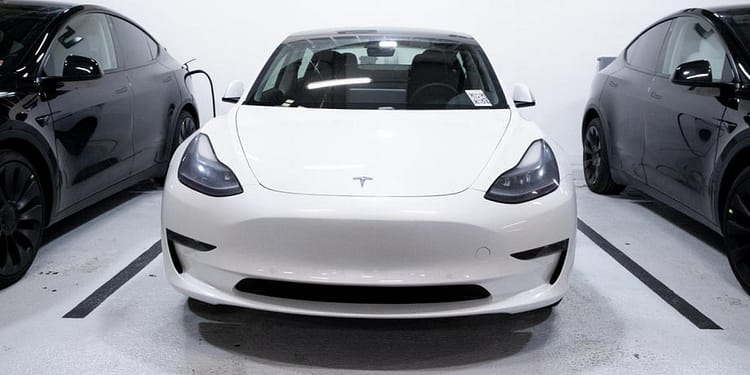 Prima mașină complet autonomă de la Tesla s-a condus singură de la fabrică la client