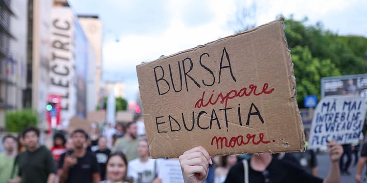 „Nu din burse faceți averi”. Studenții, protest în București față de tăierile anunțate de Guvern
