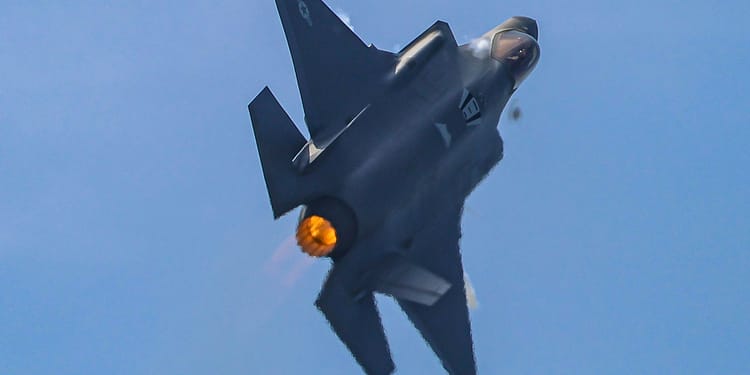 „Bomba tarifară” a lui Trump aruncă în aer o înțelegere bănoasă, pentru 36 de avioane de vânătoare F-35, cu un aliat privilegiat al SUA