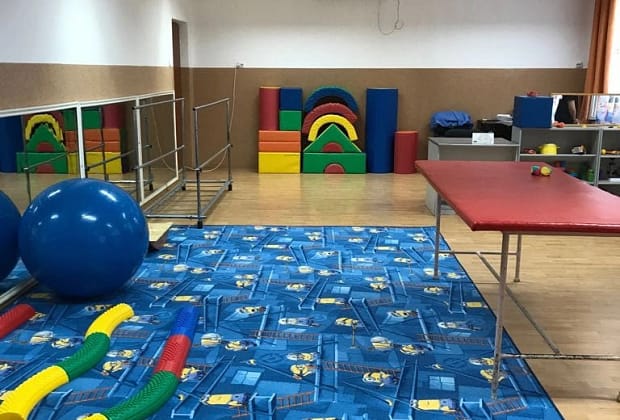 Cu natalitatea aflată la record negativ, Guvernul a aprobat deblocarea a peste 300 de posturi pentru creşele construite prin PNRR