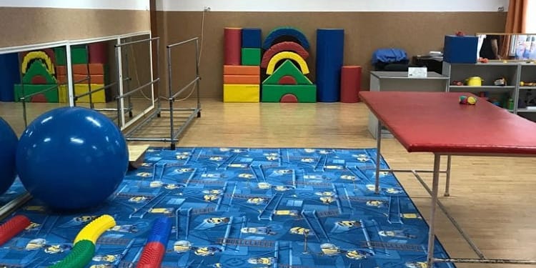 Cu natalitatea aflată la record negativ, Guvernul a aprobat deblocarea a peste 300 de posturi pentru creşele construite prin PNRR