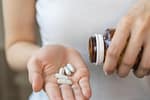 Mulți români iau medicamente „după ureche” și le administrează și copiilor. La ce riscuri se expun