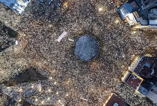 Mii de sârbi cer alegeri anticipate printr-un marș tăcut ce marchează 10 luni de la accidentul mortal din Novi Sad