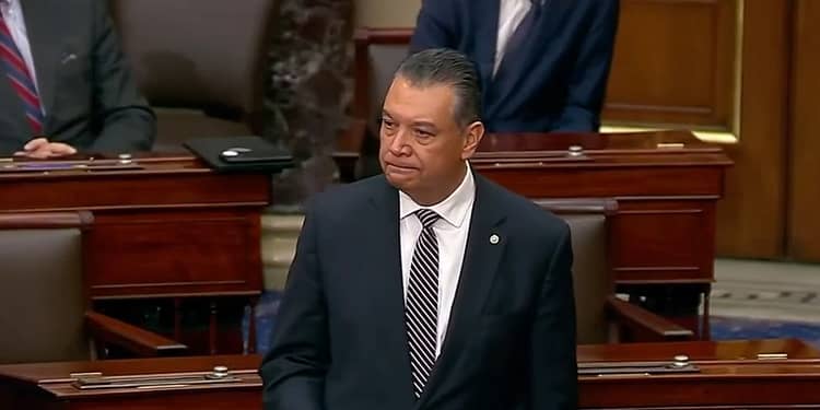 Senator american, în lacrimi, după ce a fost arestat pentru că a vrut să pună o întrebare: „Mă rog să nu trăiți niciodată așa ceva”