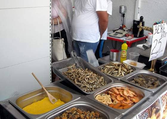 Ultimele hamsii de pe litoral, puse frumos în pungi și pregătite pentru anul viitor