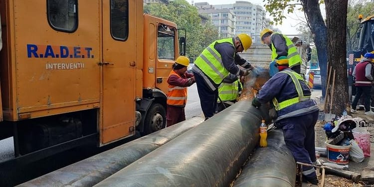 De ce nu au apă caldă peste 3.000 de blocuri din București, chiar dacă avaria majoră a fost remediată