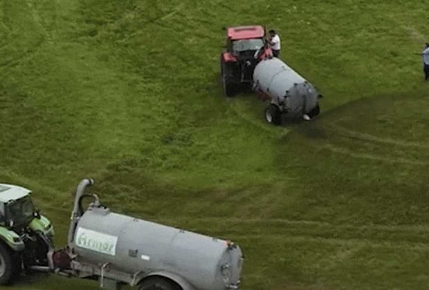Momentul în care un fermier francez îi împroașcă cu bălegar pe proprietarii unor rulote. Ce l-a făcut să răbufnească