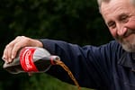 Nea Costel, bucuros că a găsit o sticlă de cola cu numele lui: “O vărs şi pun ţuică în ea!”