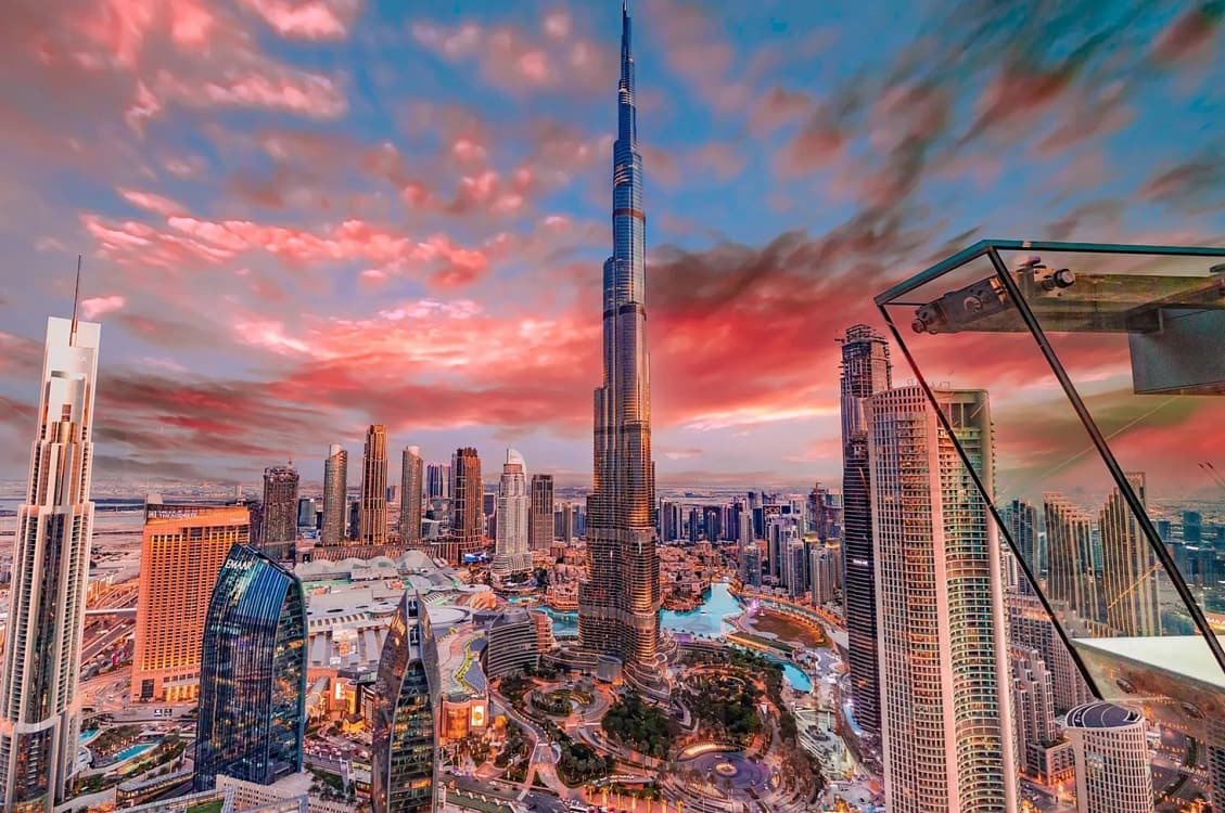 Arhitectura futuristă din Dubai Foto Wander On