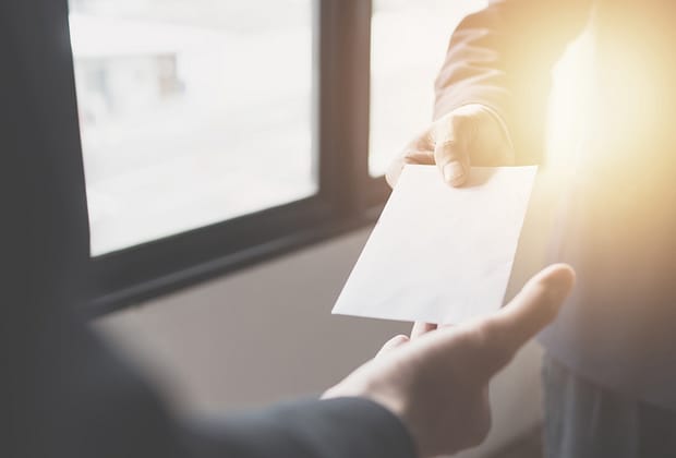 După ce o studentă i-a lăsat unei profesoare banii colectați de la colegi, în birou au dat buzna procurorii DNA. „Ne-am întors la școală și toți erau acolo”