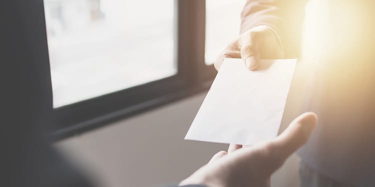 După ce o studentă i-a lăsat unei profesoare banii colectați de la colegi, în birou au dat buzna procurorii DNA. „Ne-am întors la școală și toți erau acolo”