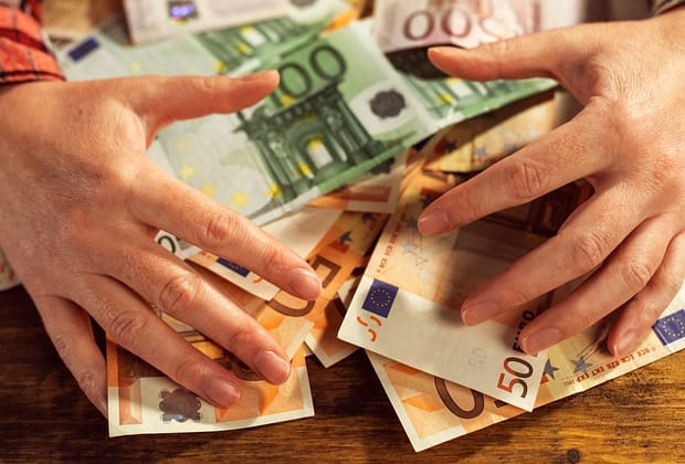 Joburile în care românii simpli câștigă cât un director la stat: „Cel mai bine plătit ia 11.000 de euro pe lună, iar cel mai prost 6.000”