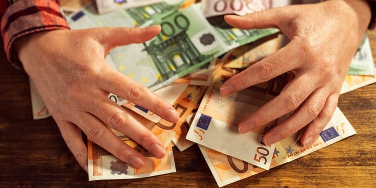 Joburile în care românii simpli câștigă cât un director la stat: „Cel mai bine plătit ia 11.000 de euro pe lună, iar cel mai prost 6.000”