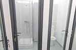 Toalete cu uși transparente și dușuri la vedere într-o piață modernizată din Pașcani. Cu ce nereguli au fost recepționate lucrările