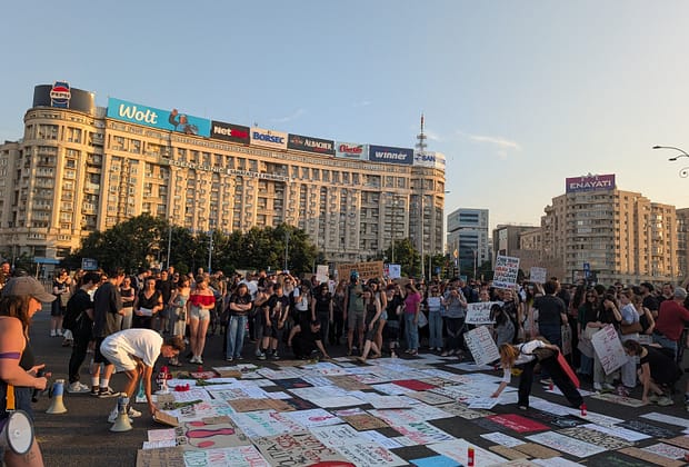 Protest de amploare în București după ce încă o femeie a fost ucisă: „Nu e o dramă de familie. E femicid!”