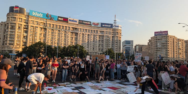 Protest de amploare în București după ce încă o femeie a fost ucisă: „Nu e o dramă de familie. E femicid!”