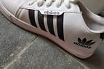 Razie în Dragonul Roşu. S-au găsit tone de pantofi Adidas, care imită celebra marcă Abibas