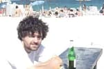 Președintele Nicușor Dan agresat de toți cerșetorii care-i cer o țigară la Stuf