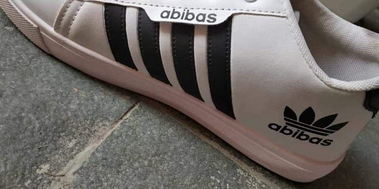 Razie în Dragonul Roşu. S-au găsit tone de pantofi Adidas, care imită celebra marcă Abibas